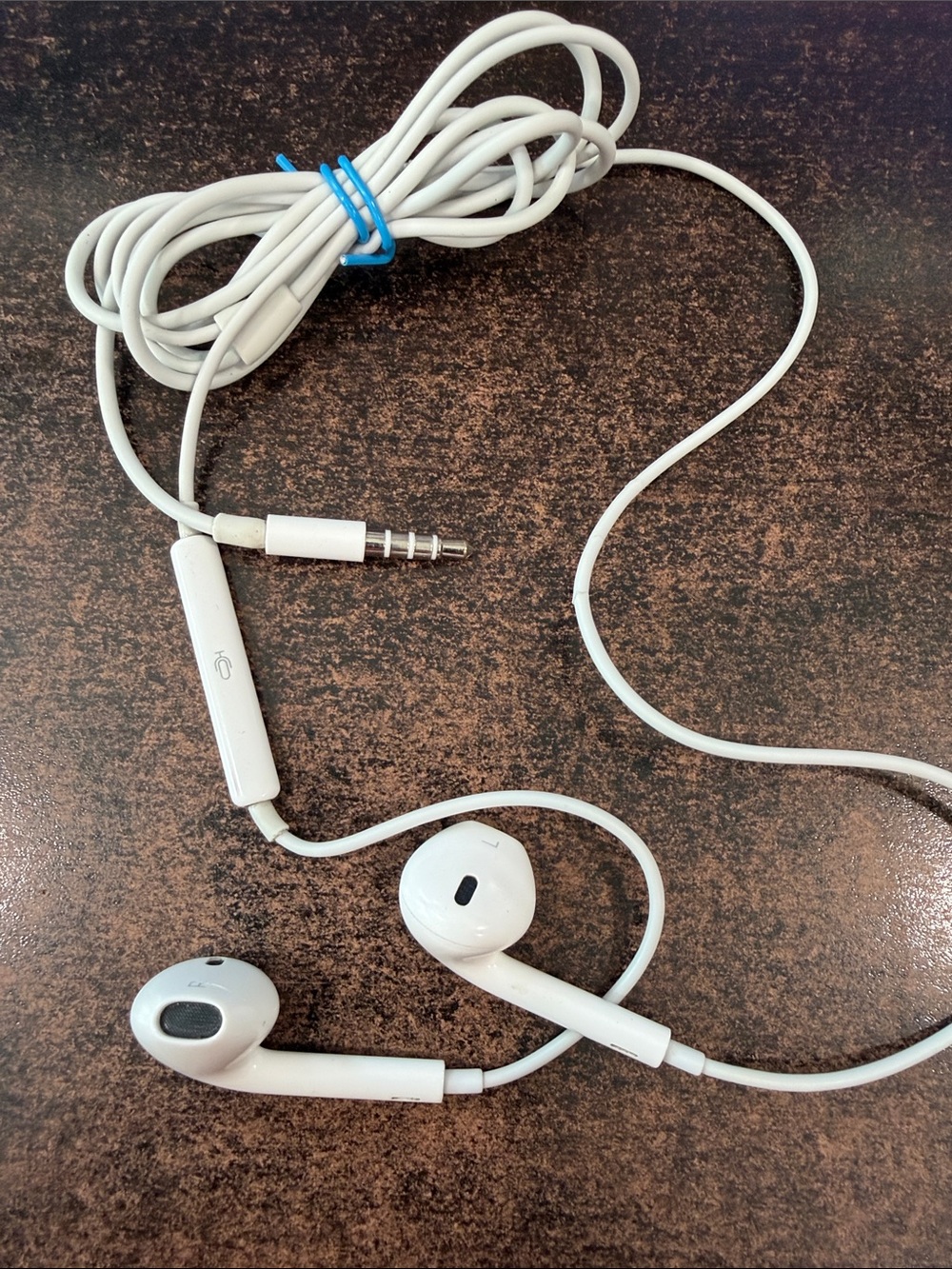 Apple White Wired Earbud Headphones with 3.5mm Jack